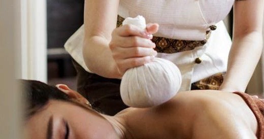 Massage Thaï aux Pochons d'herbes